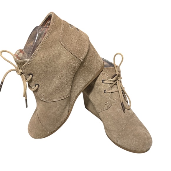 Toms Desert Wedge Booties Women's Size 8 Tan Taupe Suede Ankle Boots Lace Up - Picture 1 of 9